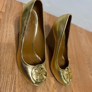 Tory Burch Julianne Peep toe metallic wedge 7